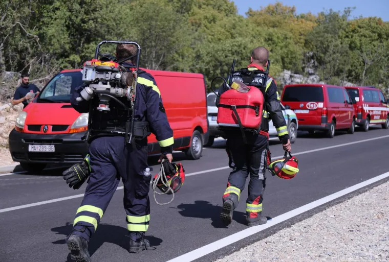 Veliki požar na Biokovu: S buktinjom se bore tri kanadera i sve dostupne snage iz Makarske