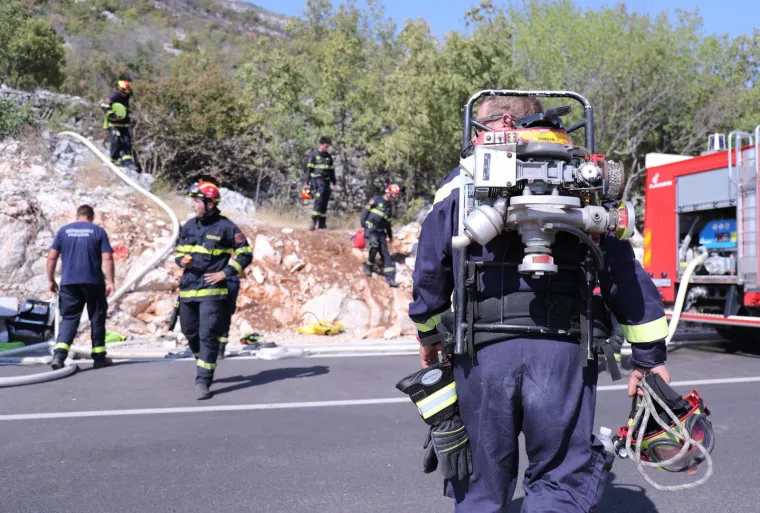Veliki požar na Biokovu: S buktinjom se bore tri kanadera i sve dostupne snage iz Makarske