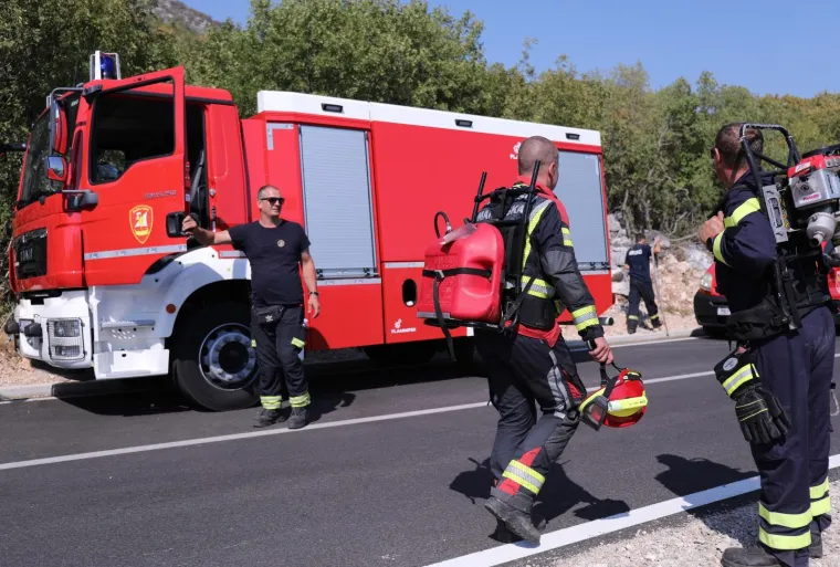 Veliki požar na Biokovu: S buktinjom se bore tri kanadera i sve dostupne snage iz Makarske