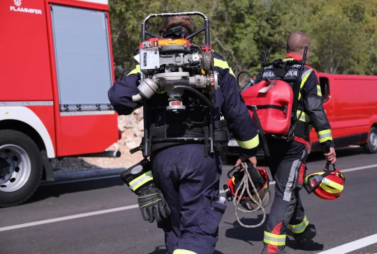 Veliki požar na Biokovu: S buktinjom se bore tri kanadera i sve dostupne snage iz Makarske