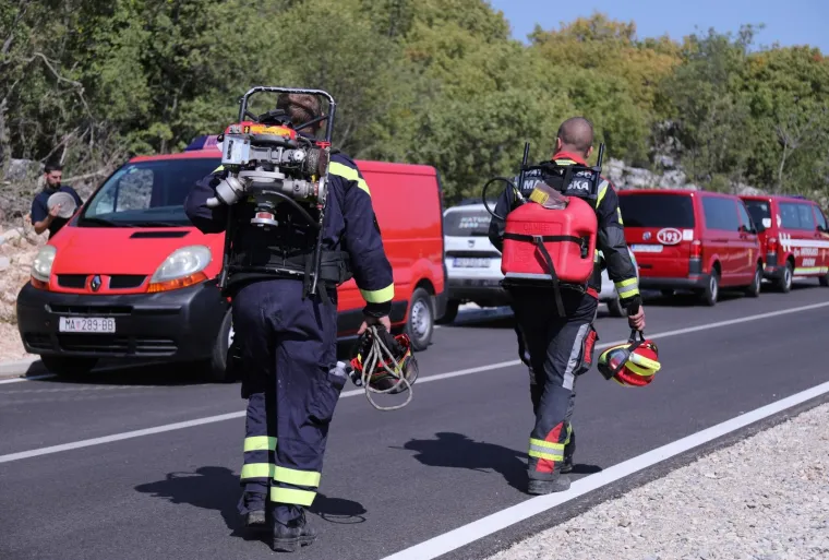 Veliki požar na Biokovu: S buktinjom se bore tri kanadera i sve dostupne snage iz Makarske