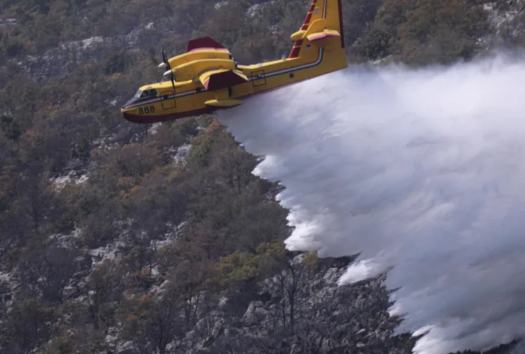 Veliki požar na Biokovu: S buktinjom se bore tri kanadera i sve dostupne snage iz Makarske