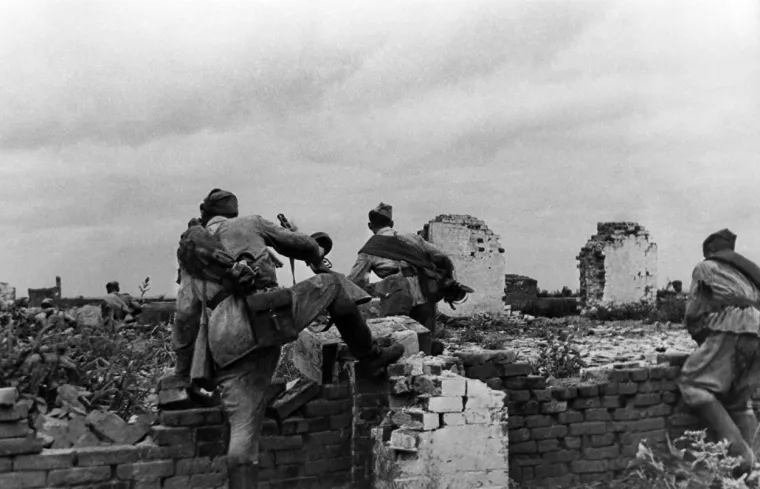 Istovremeno, zapadni su Saveznici izvr&scaron;ili invaziju na Siciliju, &scaron;to je dovelo do povlačenja nekih jedinica i daljnjeg usporavanja ofenzive. 