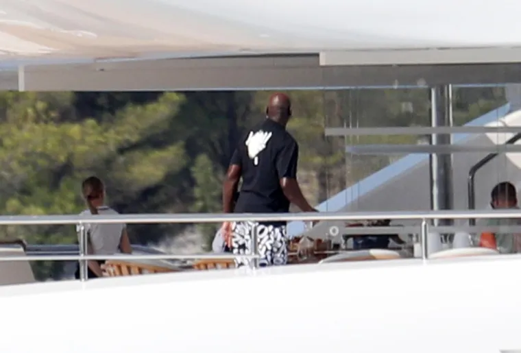 Dok je Michael Jordan ostao na jahti i pušio cigare, njegova supruga je otišla. Evo gdje se zaputila