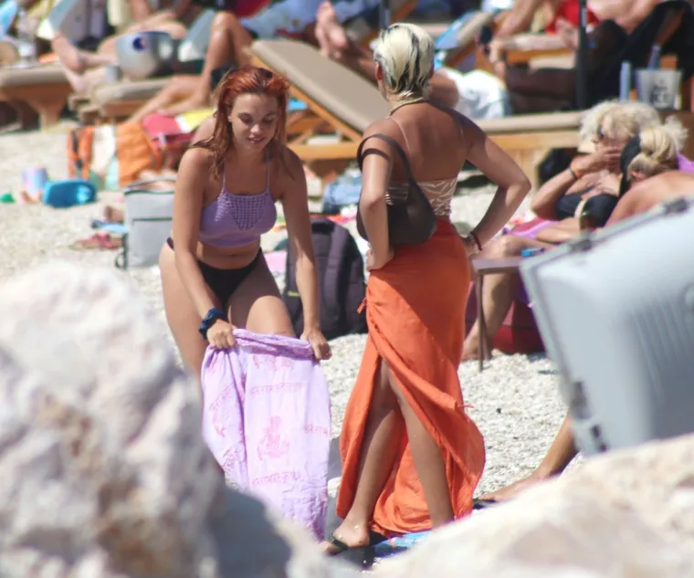 Popularne glumice ćaskale u plićaku potpuno obnaženih grudi: Ni blicevi fotića nisu ih nagnali da odjenu badiće