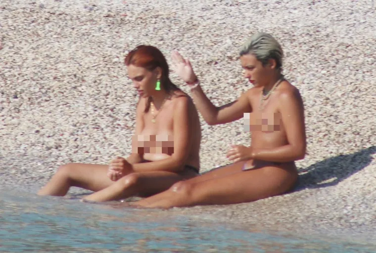 Popularne glumice ćaskale u plićaku potpuno obnaženih grudi: Ni blicevi fotića nisu ih nagnali da odjenu badiće