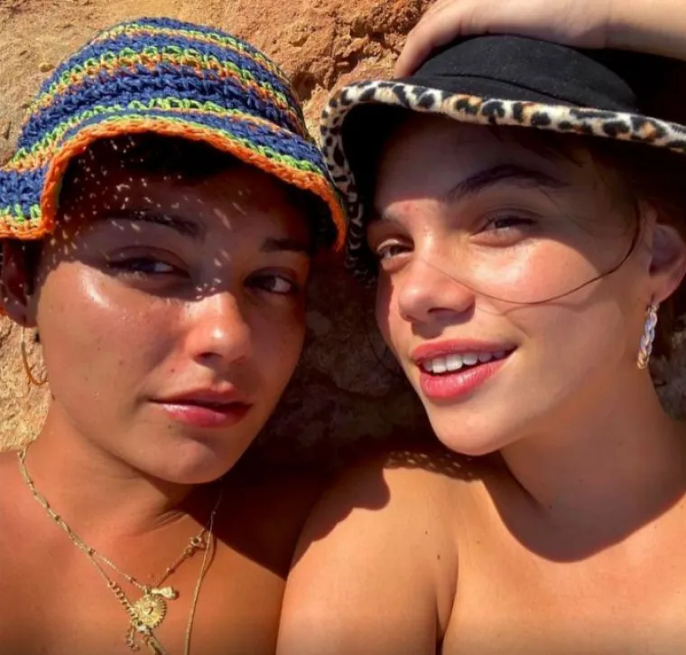 Popularne glumice ćaskale u plićaku potpuno obnaženih grudi: Ni blicevi fotića nisu ih nagnali da odjenu badiće