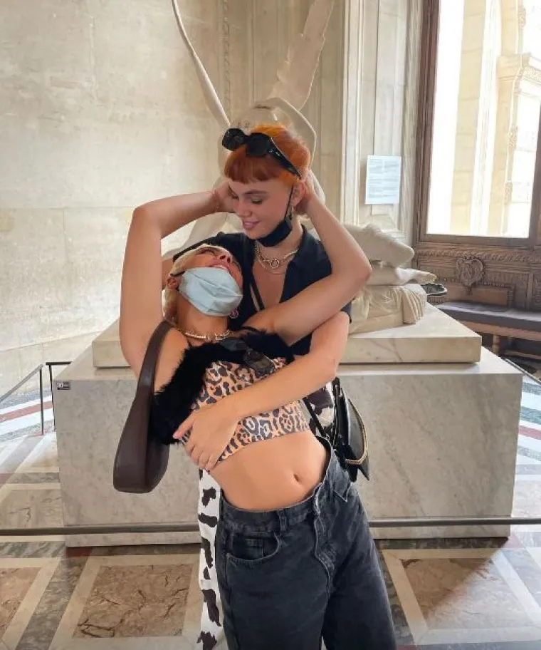 Popularne glumice ćaskale u plićaku potpuno obnaženih grudi: Ni blicevi fotića nisu ih nagnali da odjenu badiće