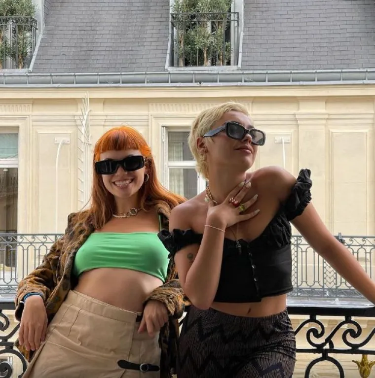 Popularne glumice ćaskale u plićaku potpuno obnaženih grudi: Ni blicevi fotića nisu ih nagnali da odjenu badiće