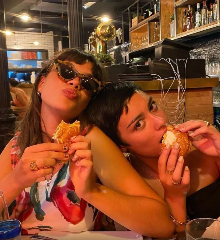 Popularne glumice ćaskale u plićaku potpuno obnaženih grudi: Ni blicevi fotića nisu ih nagnali da odjenu badiće