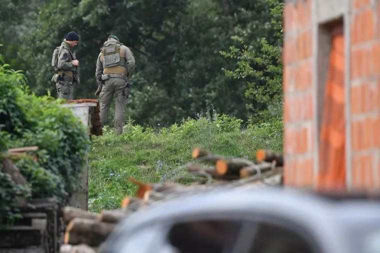 Policija osigurava područje krvavog sukoba u kojem je ubijena žena i ranjeno vi&scaron;e osoba