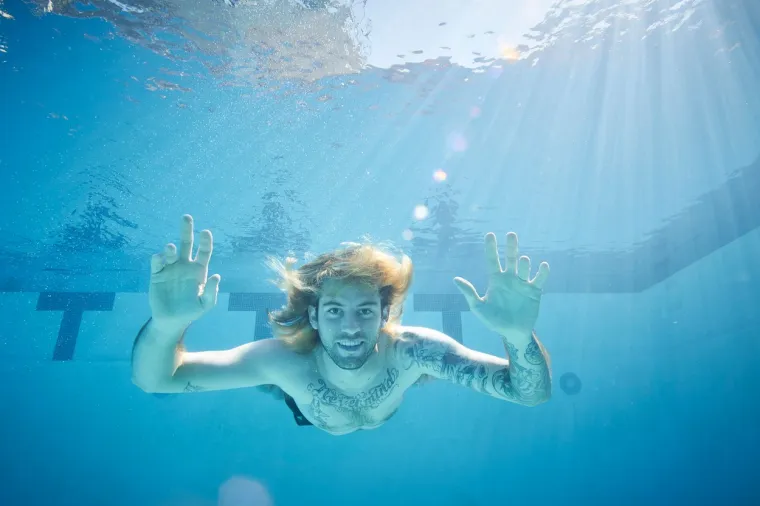 Krasio je kultni album Nirvane prije 30 godina, a sada ih tuži za - dječju pornografiju! 'Nisu mi prekrili genitalije...'