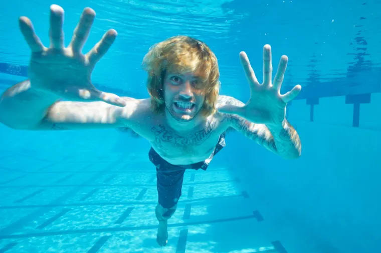 Krasio je kultni album Nirvane prije 30 godina, a sada ih tuži za - dječju pornografiju! 'Nisu mi prekrili genitalije...'