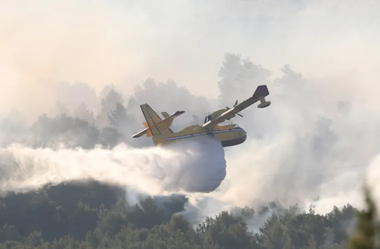 Dramatično kod &Scaron;ibenika: Vatrena buktinja 'progutala' 40 hektara, gase i kanaderi. Zatvorili i Jadransku magistralu