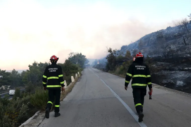 Dramatično kod &Scaron;ibenika: Vatrena buktinja 'progutala' 40 hektara, gase i kanaderi. Zatvorili i Jadransku magistralu