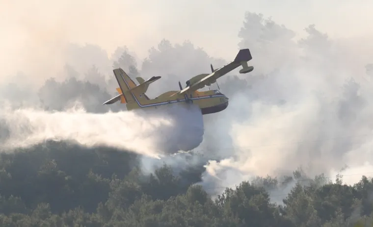 Dramatično kod &Scaron;ibenika: Vatrena buktinja 'progutala' 40 hektara, gase i kanaderi. Zatvorili i Jadransku magistralu