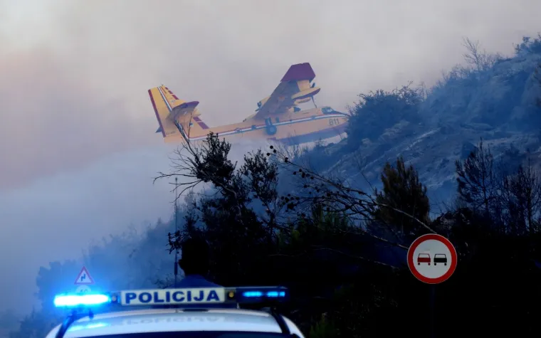Dramatično kod &Scaron;ibenika: Vatrena buktinja 'progutala' 40 hektara, gase i kanaderi. Zatvorili i Jadransku magistralu