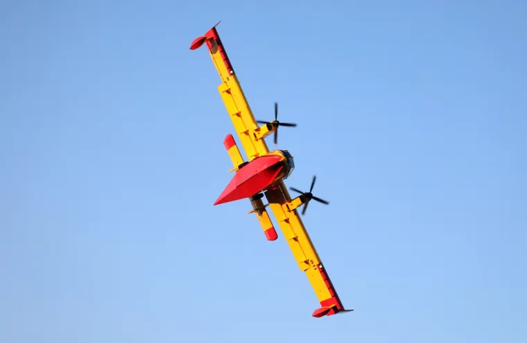 Dramatično kod &Scaron;ibenika: Vatrena buktinja 'progutala' 40 hektara, gase i kanaderi. Zatvorili i Jadransku magistralu