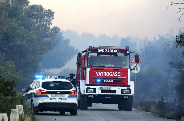 Dramatično kod &Scaron;ibenika: Vatrena buktinja 'progutala' 40 hektara, gase i kanaderi. Zatvorili i Jadransku magistralu