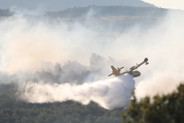 Dramatično kod &Scaron;ibenika: Vatrena buktinja 'progutala' 40 hektara, gase i kanaderi. Zatvorili i Jadransku magistralu