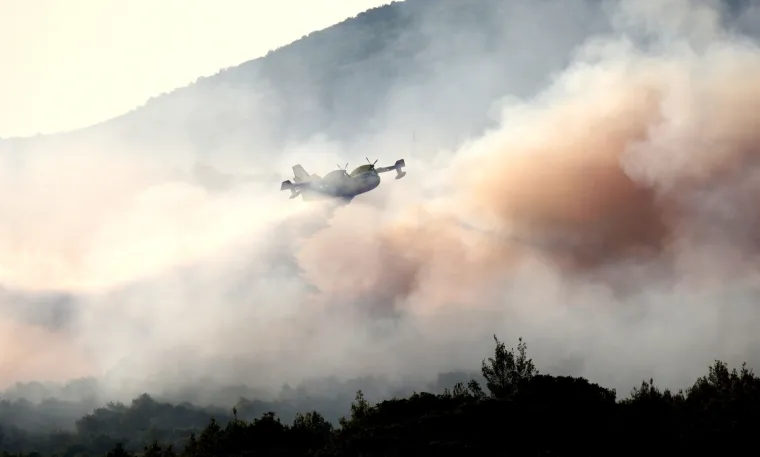 Dramatično kod &Scaron;ibenika: Vatrena buktinja 'progutala' 40 hektara, gase i kanaderi. Zatvorili i Jadransku magistralu