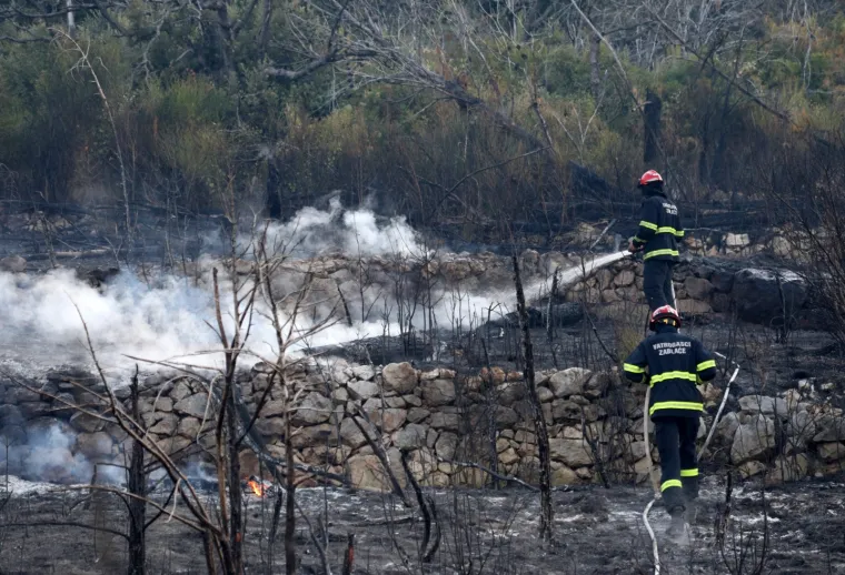 Dramatično kod &Scaron;ibenika: Vatrena buktinja 'progutala' 40 hektara, gase i kanaderi. Zatvorili i Jadransku magistralu