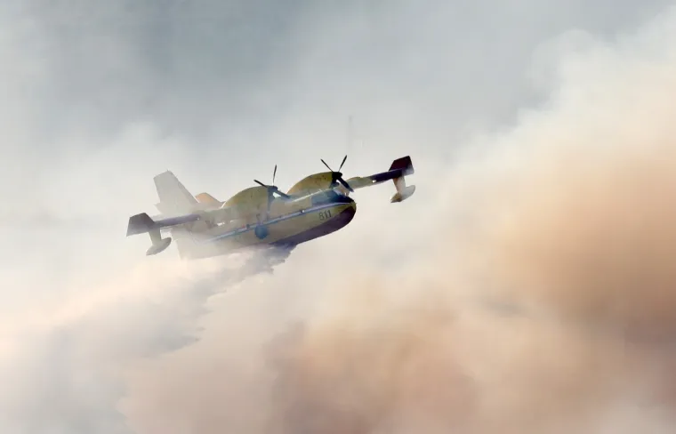 Dramatično kod &Scaron;ibenika: Vatrena buktinja 'progutala' 40 hektara, gase i kanaderi. Zatvorili i Jadransku magistralu