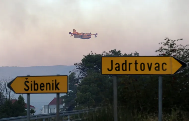 Dramatično kod &Scaron;ibenika: Vatrena buktinja 'progutala' 40 hektara, gase i kanaderi. Zatvorili i Jadransku magistralu