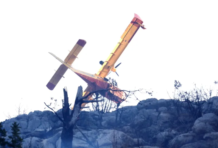 Dramatično kod &Scaron;ibenika: Vatrena buktinja 'progutala' 40 hektara, gase i kanaderi. Zatvorili i Jadransku magistralu