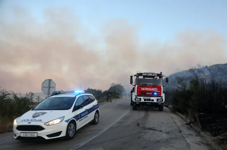 Dramatično kod &Scaron;ibenika: Vatrena buktinja 'progutala' 40 hektara, gase i kanaderi. Zatvorili i Jadransku magistralu