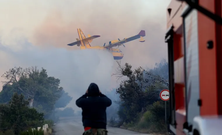 Dramatično kod &Scaron;ibenika: Vatrena buktinja 'progutala' 40 hektara, gase i kanaderi. Zatvorili i Jadransku magistralu