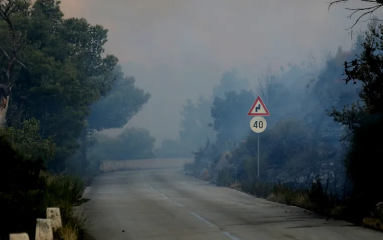 Dramatično kod &Scaron;ibenika: Vatrena buktinja 'progutala' 40 hektara, gase i kanaderi. Zatvorili i Jadransku magistralu