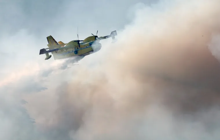 Dramatično kod &Scaron;ibenika: Vatrena buktinja 'progutala' 40 hektara, gase i kanaderi. Zatvorili i Jadransku magistralu