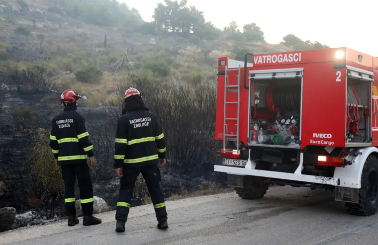 Dramatično kod &Scaron;ibenika: Vatrena buktinja 'progutala' 40 hektara, gase i kanaderi. Zatvorili i Jadransku magistralu