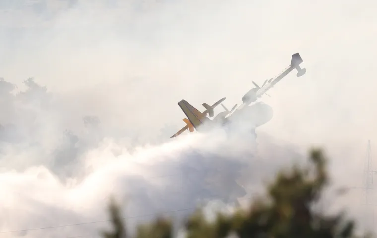 Dramatično kod &Scaron;ibenika: Vatrena buktinja 'progutala' 40 hektara, gase i kanaderi. Zatvorili i Jadransku magistralu