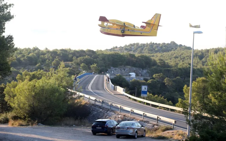 Dramatično kod &Scaron;ibenika: Vatrena buktinja 'progutala' 40 hektara, gase i kanaderi. Zatvorili i Jadransku magistralu