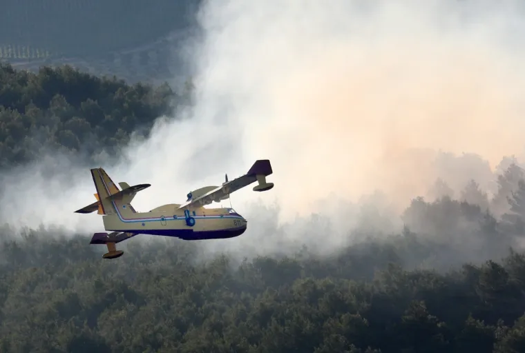 Dramatično kod &Scaron;ibenika: Vatrena buktinja 'progutala' 40 hektara, gase i kanaderi. Zatvorili i Jadransku magistralu