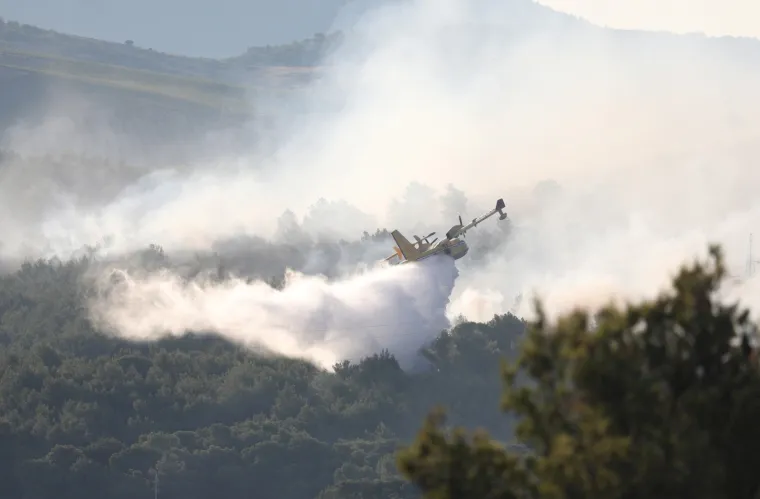 Dramatično kod &Scaron;ibenika: Vatrena buktinja 'progutala' 40 hektara, gase i kanaderi. Zatvorili i Jadransku magistralu