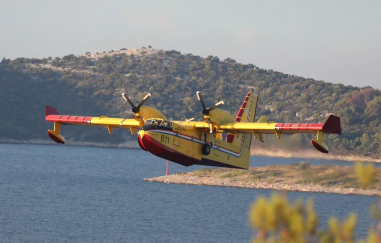 Dramatično kod &Scaron;ibenika: Vatrena buktinja 'progutala' 40 hektara, gase i kanaderi. Zatvorili i Jadransku magistralu