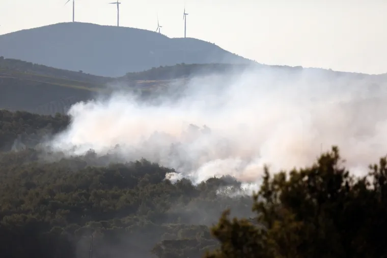 Dramatično kod &Scaron;ibenika: Vatrena buktinja 'progutala' 40 hektara, gase i kanaderi. Zatvorili i Jadransku magistralu