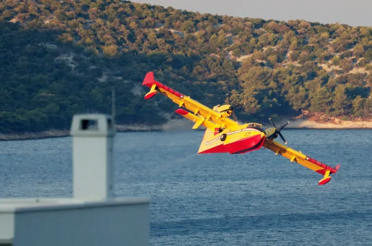 Dramatično kod &Scaron;ibenika: Vatrena buktinja 'progutala' 40 hektara, gase i kanaderi. Zatvorili i Jadransku magistralu