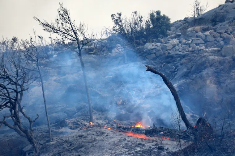 Dramatično kod &Scaron;ibenika: Vatrena buktinja 'progutala' 40 hektara, gase i kanaderi. Zatvorili i Jadransku magistralu