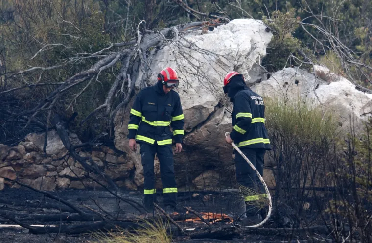 Dramatično kod &Scaron;ibenika: Vatrena buktinja 'progutala' 40 hektara, gase i kanaderi. Zatvorili i Jadransku magistralu