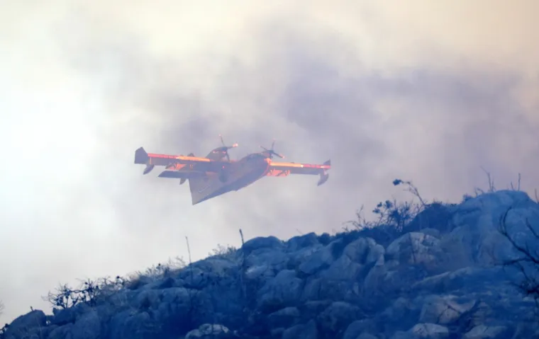 Dramatično kod &Scaron;ibenika: Vatrena buktinja 'progutala' 40 hektara, gase i kanaderi. Zatvorili i Jadransku magistralu