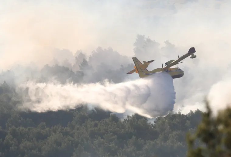 Dramatično kod &Scaron;ibenika: Vatrena buktinja 'progutala' 40 hektara, gase i kanaderi. Zatvorili i Jadransku magistralu