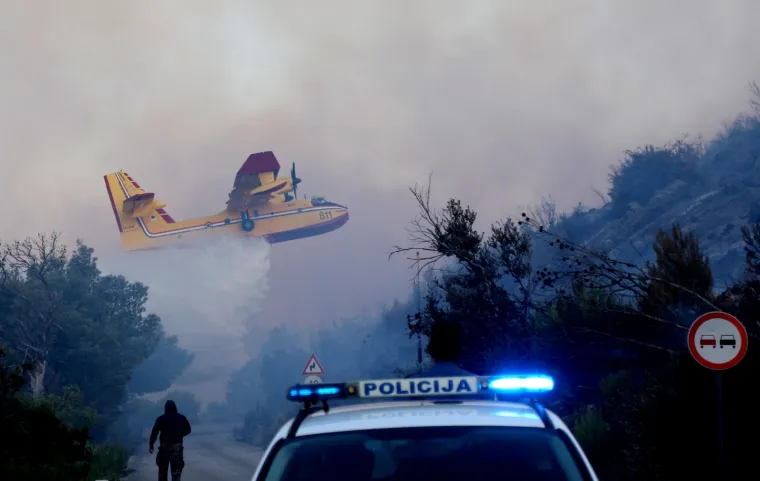 Dramatično kod &Scaron;ibenika: Vatrena buktinja 'progutala' 40 hektara, gase i kanaderi. Zatvorili i Jadransku magistralu