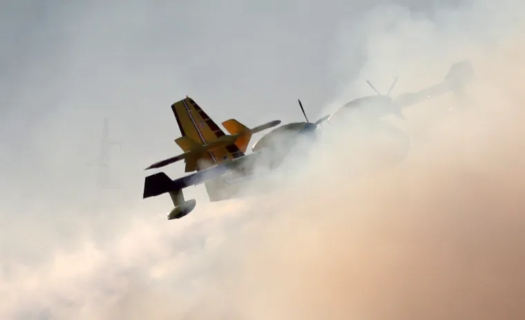 Dramatično kod &Scaron;ibenika: Vatrena buktinja 'progutala' 40 hektara, gase i kanaderi. Zatvorili i Jadransku magistralu