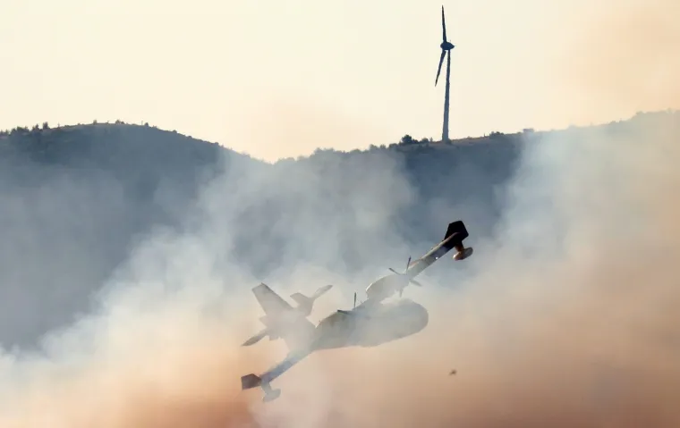 Dramatično kod &Scaron;ibenika: Vatrena buktinja 'progutala' 40 hektara, gase i kanaderi. Zatvorili i Jadransku magistralu