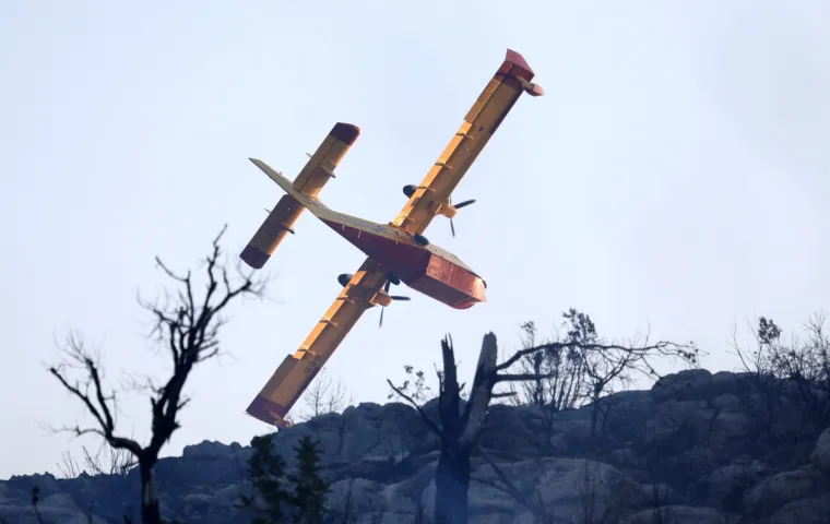 Dramatično kod &Scaron;ibenika: Vatrena buktinja 'progutala' 40 hektara, gase i kanaderi. Zatvorili i Jadransku magistralu