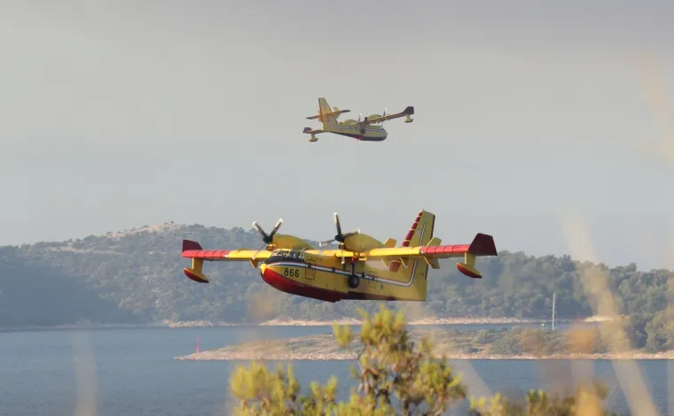 Dramatično kod &Scaron;ibenika: Vatrena buktinja 'progutala' 40 hektara, gase i kanaderi. Zatvorili i Jadransku magistralu